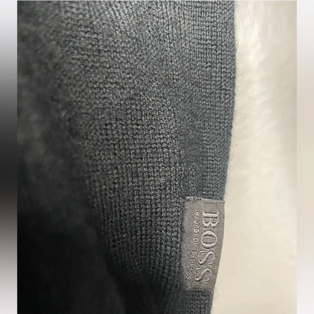 Boss Hugo Boss crew neck slim fit sweater. XL. Black.